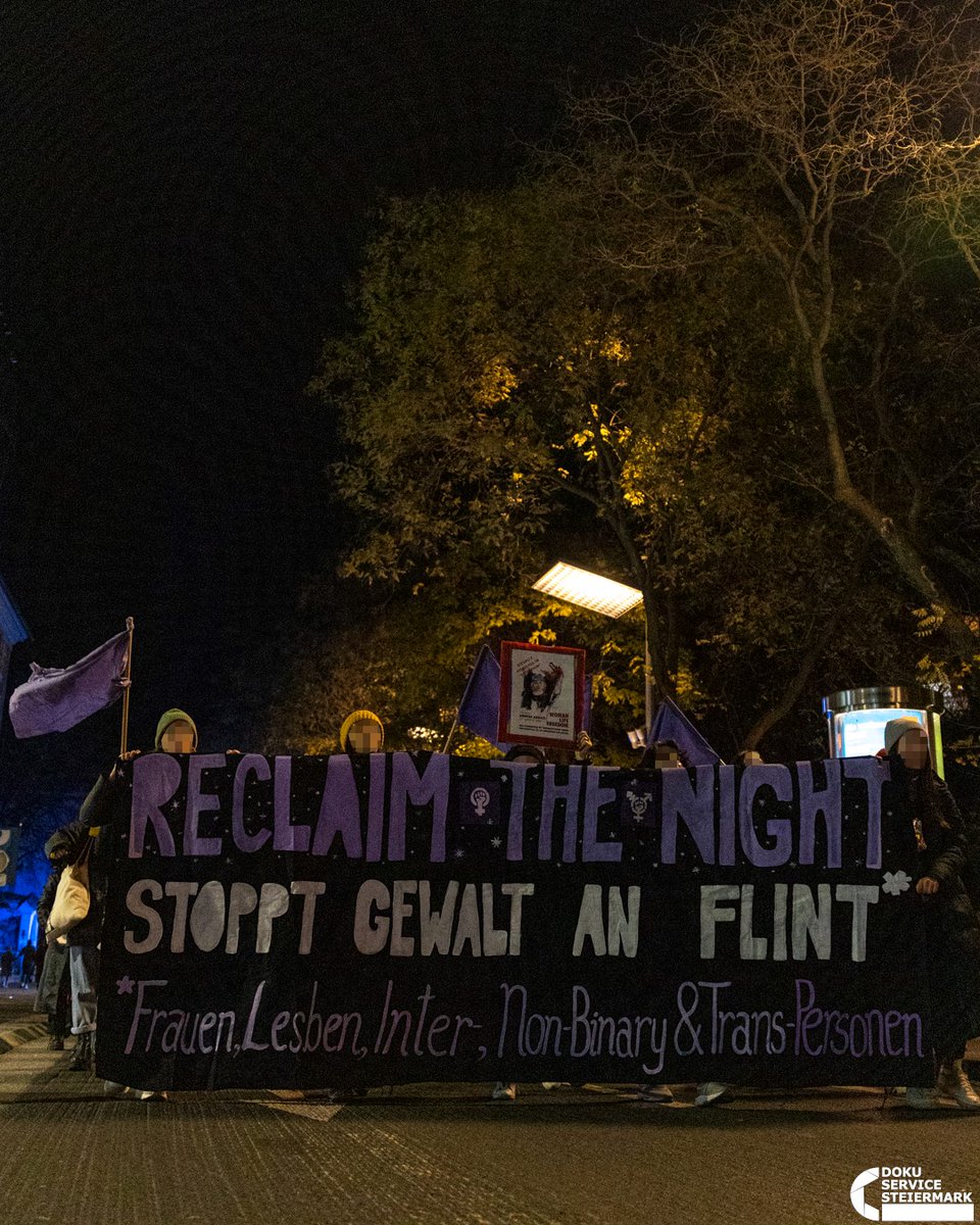 DokuServiceStmk's tweet photo. Bis auf einige Pöbeleien von Passant*innen (vor allem im Umfeld des Weihnachtsmarktes) verlief die Demonstration ohne große Zwischenfälle. (8/8) https://t.co/jFNE0c5b6l