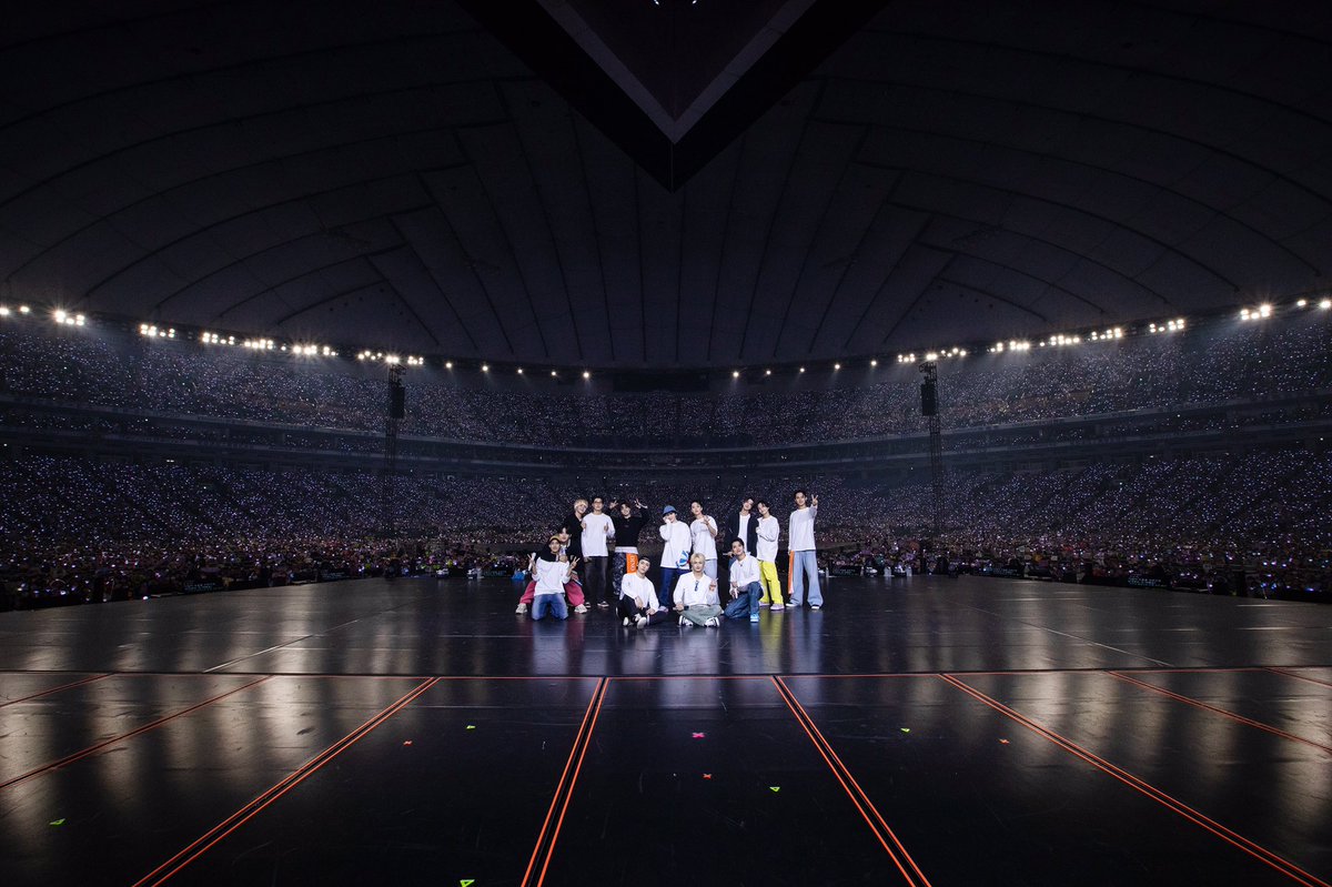 hannieglazed's tweet photo. from this                           to this
small stage                   huge dome https://t.co/jFSq5yyp0U