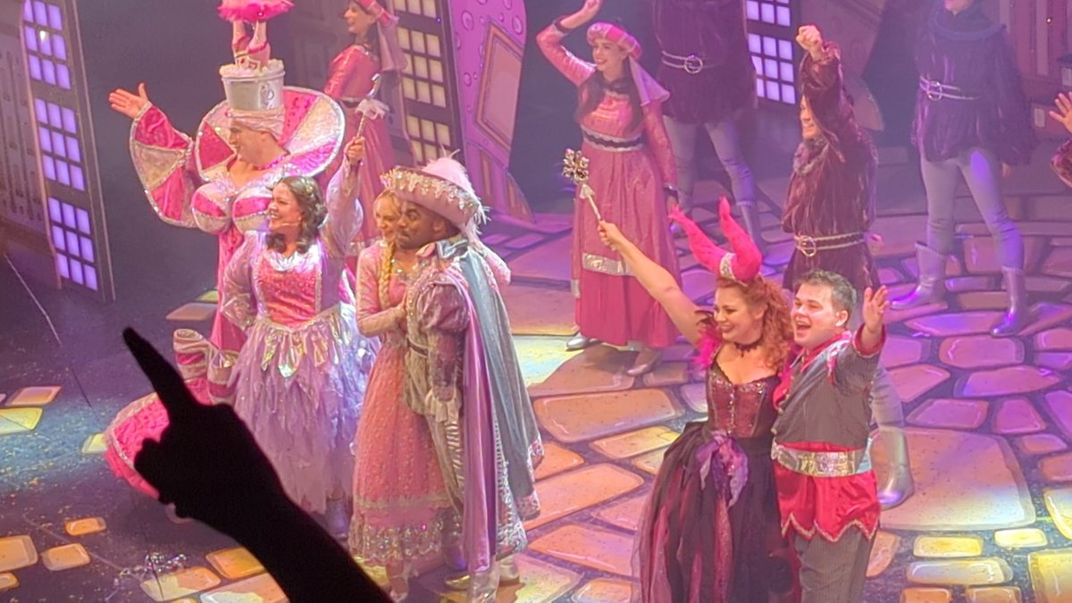 beckyboo1613's tweet photo. WOW! What a sensationally brilliant funny show! Well done @marlowetheatre and all the panto cast @OreOduba @CarrieHFletcher @MaxFulham @Ellie_kingdon @AlexiaCollard @ben_roddy I can't wait to watch next year's show! https://t.co/VYcmu9s5UT