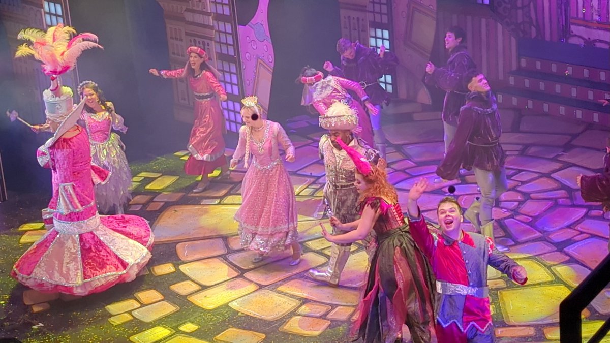 beckyboo1613's tweet photo. WOW! What a sensationally brilliant funny show! Well done @marlowetheatre and all the panto cast @OreOduba @CarrieHFletcher @MaxFulham @Ellie_kingdon @AlexiaCollard @ben_roddy I can't wait to watch next year's show! https://t.co/VYcmu9s5UT
