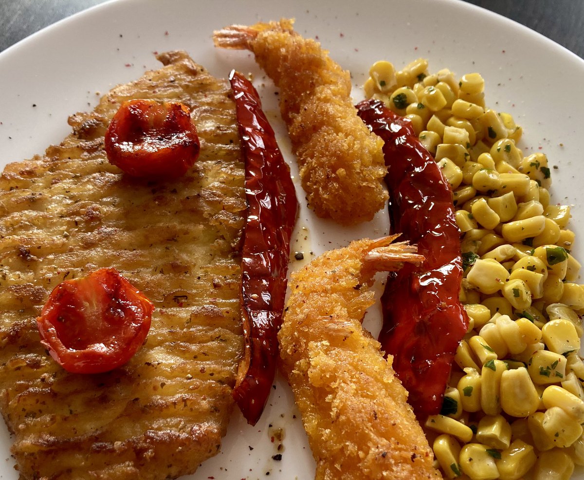 KrisBlackRose's tweet photo. My #nofoodwaste cuisine made me prepare #tempura #prawns & #flounder fish as that is what I had in the fridge from the week… in the same #pan grilled some tired, wrinkled #redpeppers, cherry #tomatoes. Served with #buttercorn with #parsley and #blackpepper. #KrisNoFoodWaste https://t.co/e7ouHq46P7