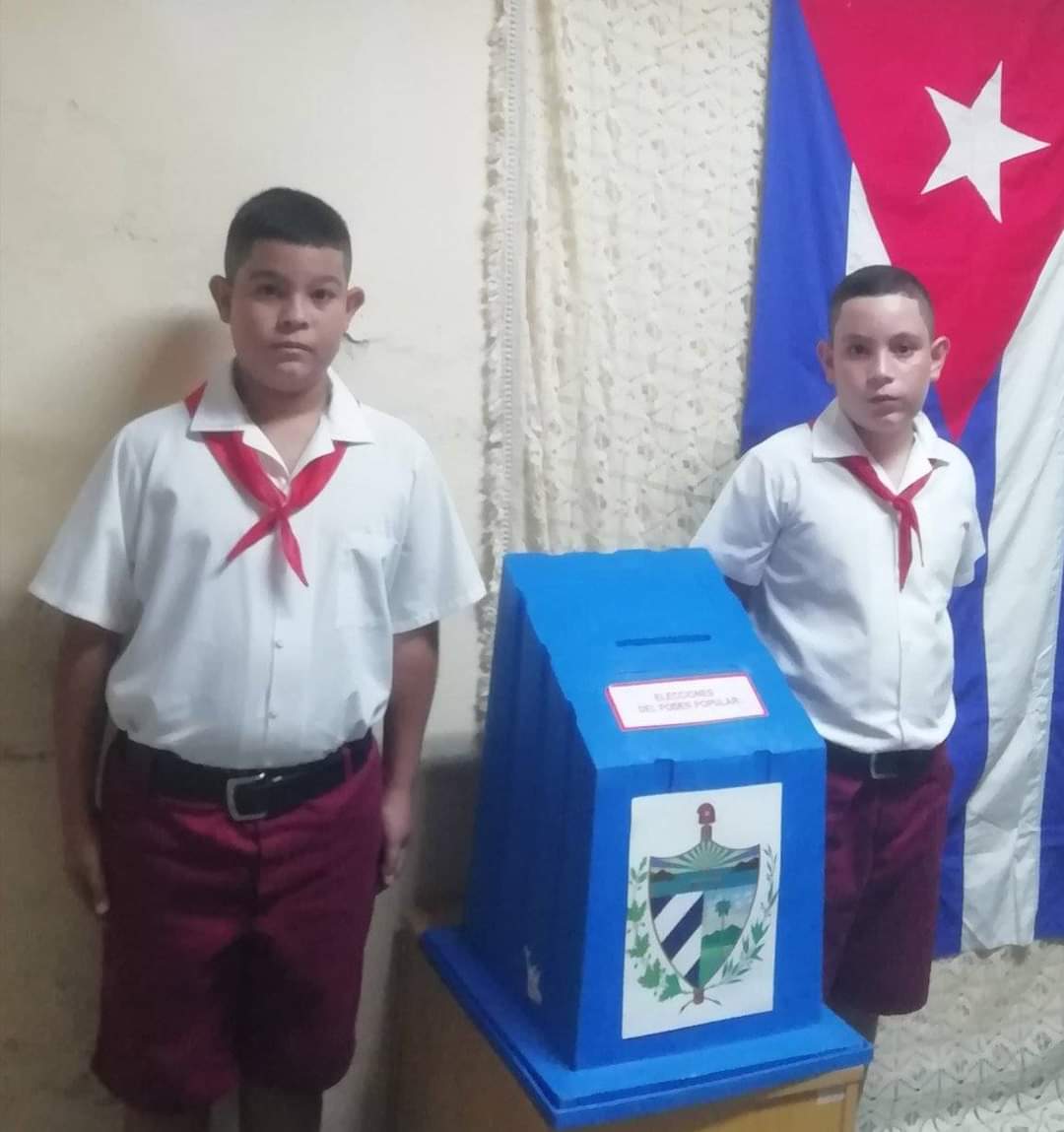 FelixDuarteOrte's tweet photo. 🇨🇺Mis pioneros desde ayer se alistaron para el deber patrio de cuidar las urnas.

Orgulloso de este sistema donde el futuro ya tiene participación en el presente.
 
#VoluntadDeElegir https://t.co/KX4334C8kW
