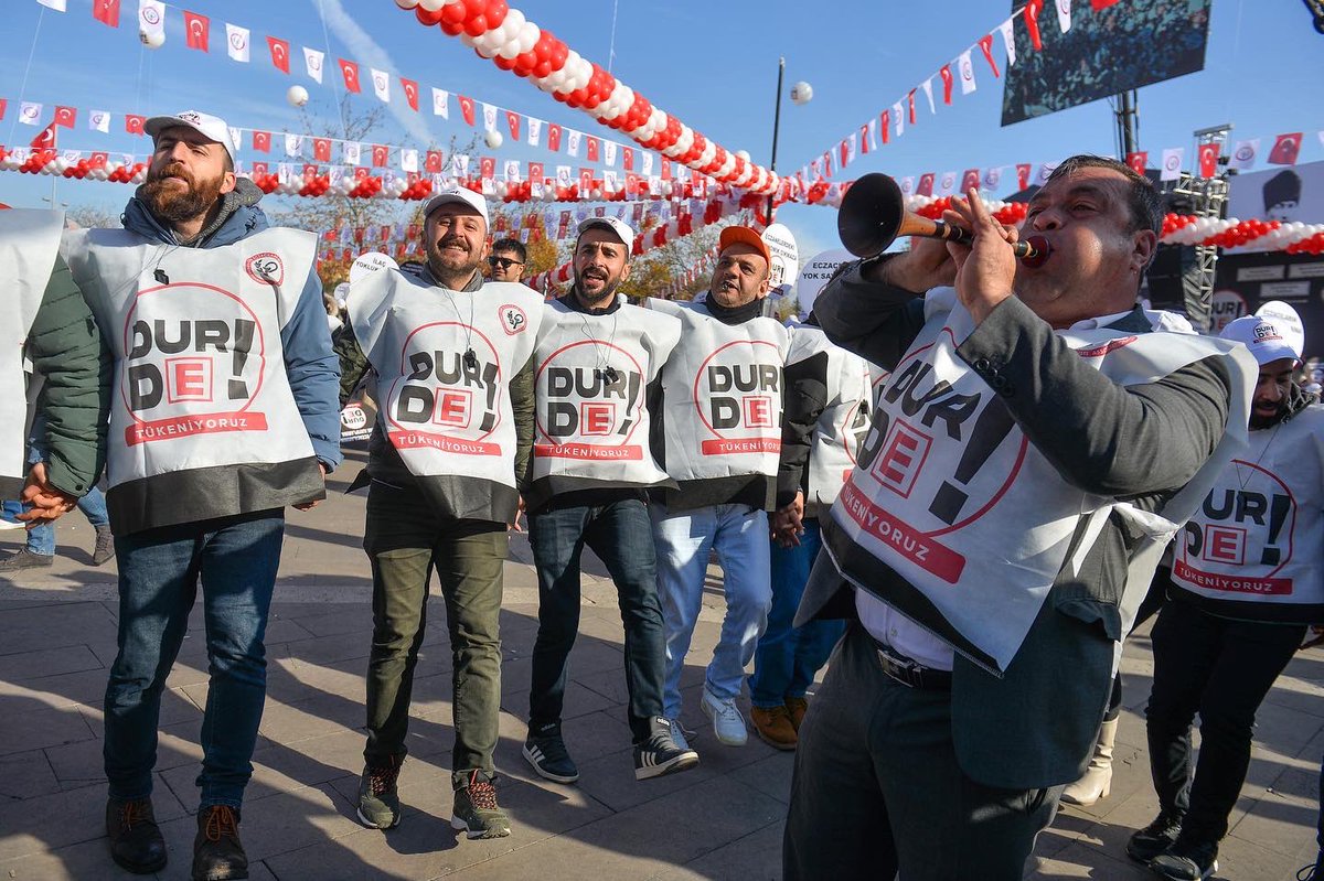 tebkurumsal's tweet photo. Ankara’da bugün güneş sağlık için, haklı mücadelemiz için, meslek hakkımız için bir başka doğdu. Toplum sağlığını korumak için meydanlara indik. Biz birlikte güçlüyüz. 

#27KasımBüyükEczacıMitingi #EczacıyaHakEttiğiDeğerVerilmelidir https://t.co/llbwMWlAfW