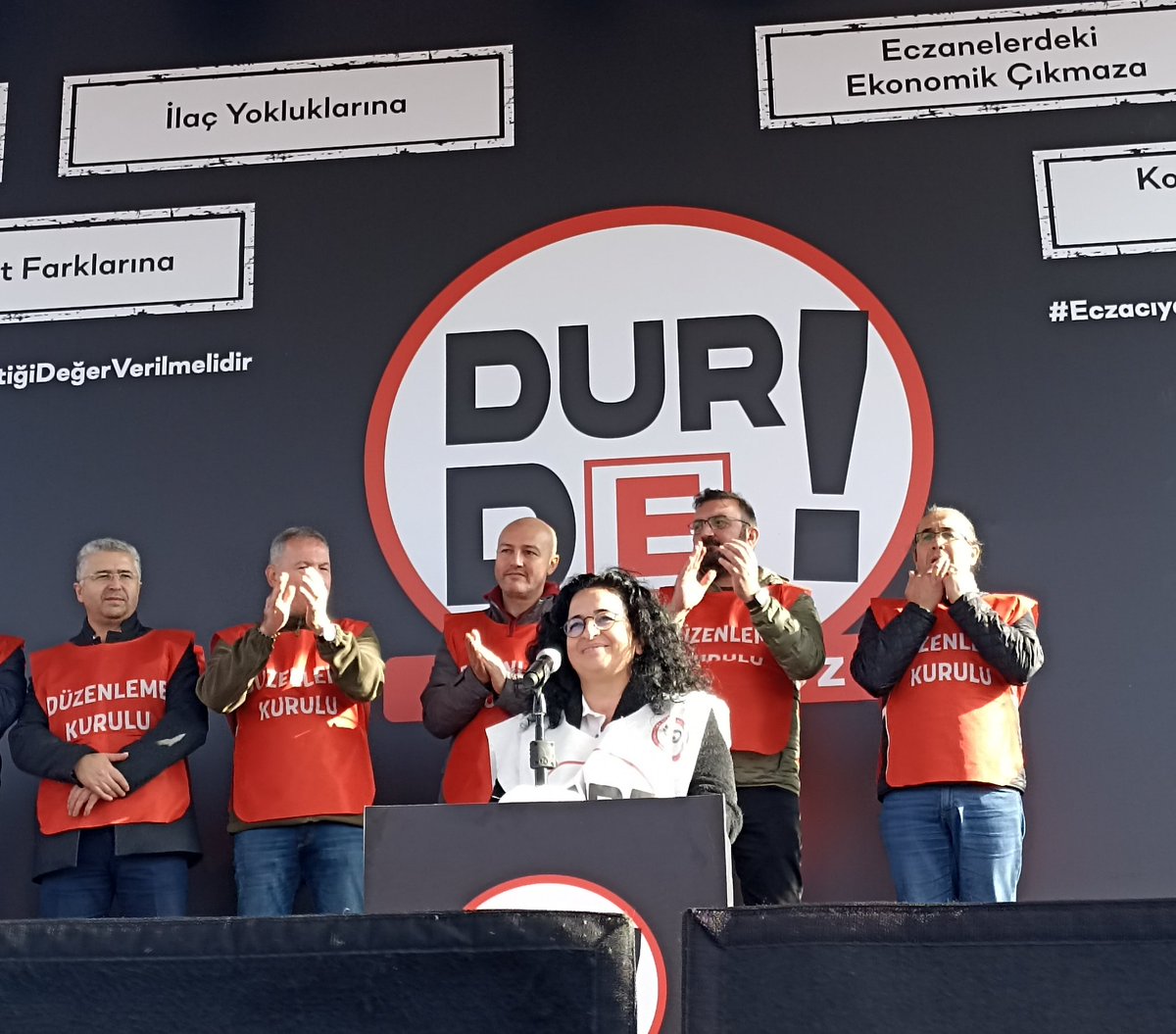 ist_eczaciodasi's tweet photo. Oda Başkanımız Ecz. Pınar Özcan: Sadece parası olan değil, herkes ilaca ve nitelikli sağlık hizmetlerine erişmelidir.
#27KasımBüyükEczacıMitingi
#EczacıyaHakEttiğiDeğerVerilmelidir https://t.co/pw2D8ymnZF