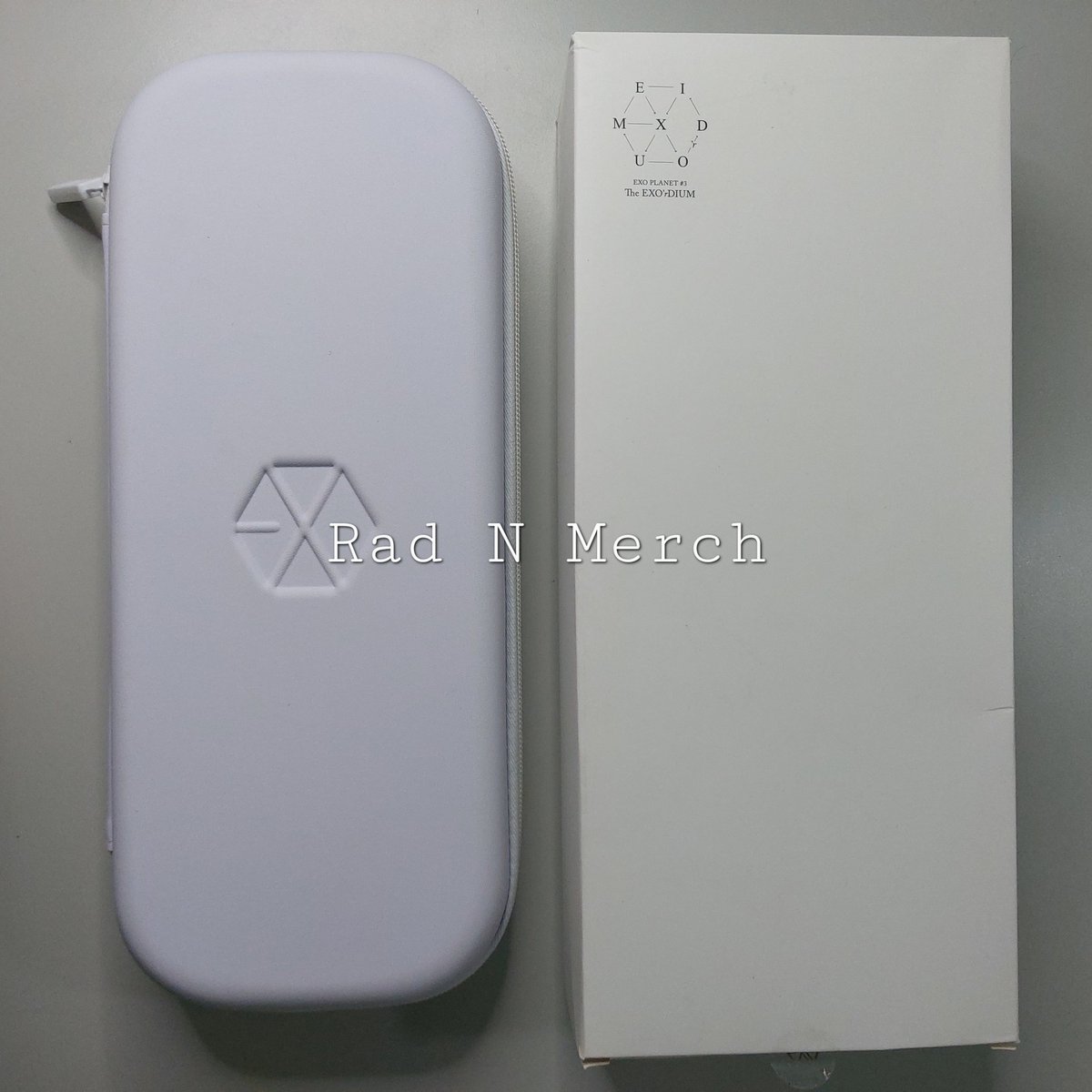 RadNMerchPH's tweet photo. ✨️GIVEAWAY✨️

📌rt&amp;like this tweet
📌rt this tweet > https://t.co/cxjiGYZbPn
📌reply any EXO pic

Prize: Official EXO Lightstick Pouch Ver 2

Ends on Dec 4 😊 Free shipping to the winner~

#RNMGiveaway #RNMOnhand #BeYou2Manila #BeYou2Cebu @weareoneEXO #EXO https://t.co/oB7LCEGVhz