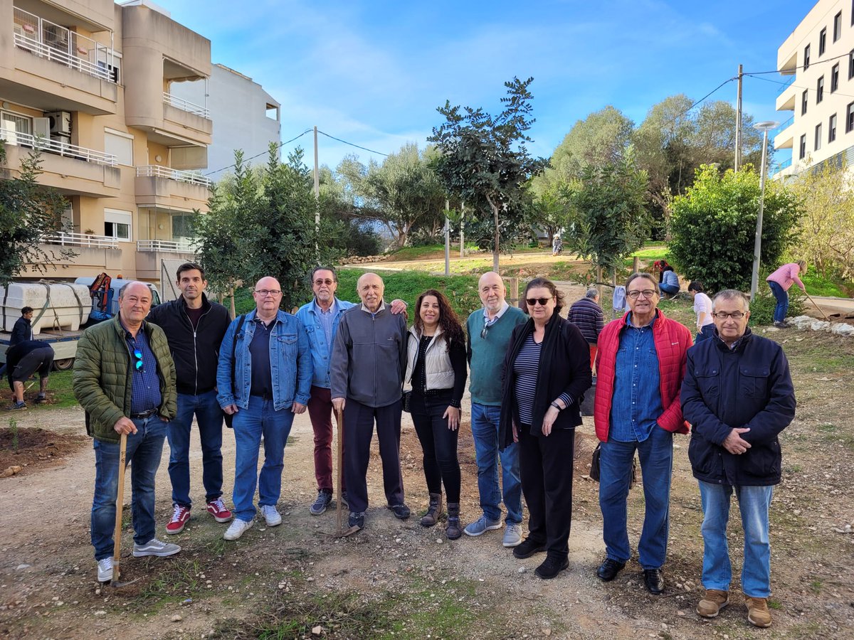 ajuntpalma's tweet photo. Un centenar de veïns han sembrat avui més de 3⃣0⃣0⃣plantes d’estepes, arboceres o savines al parc situat entre els carrers Andreu Jaume i Nada i Martí Boneo de Son Dameto

Una acció més del calendari de sembres populars per assolir l'#Objectiu10Mil

▶️https://t.co/ApNGepJBnU https://t.co/PFoOn1GcI7