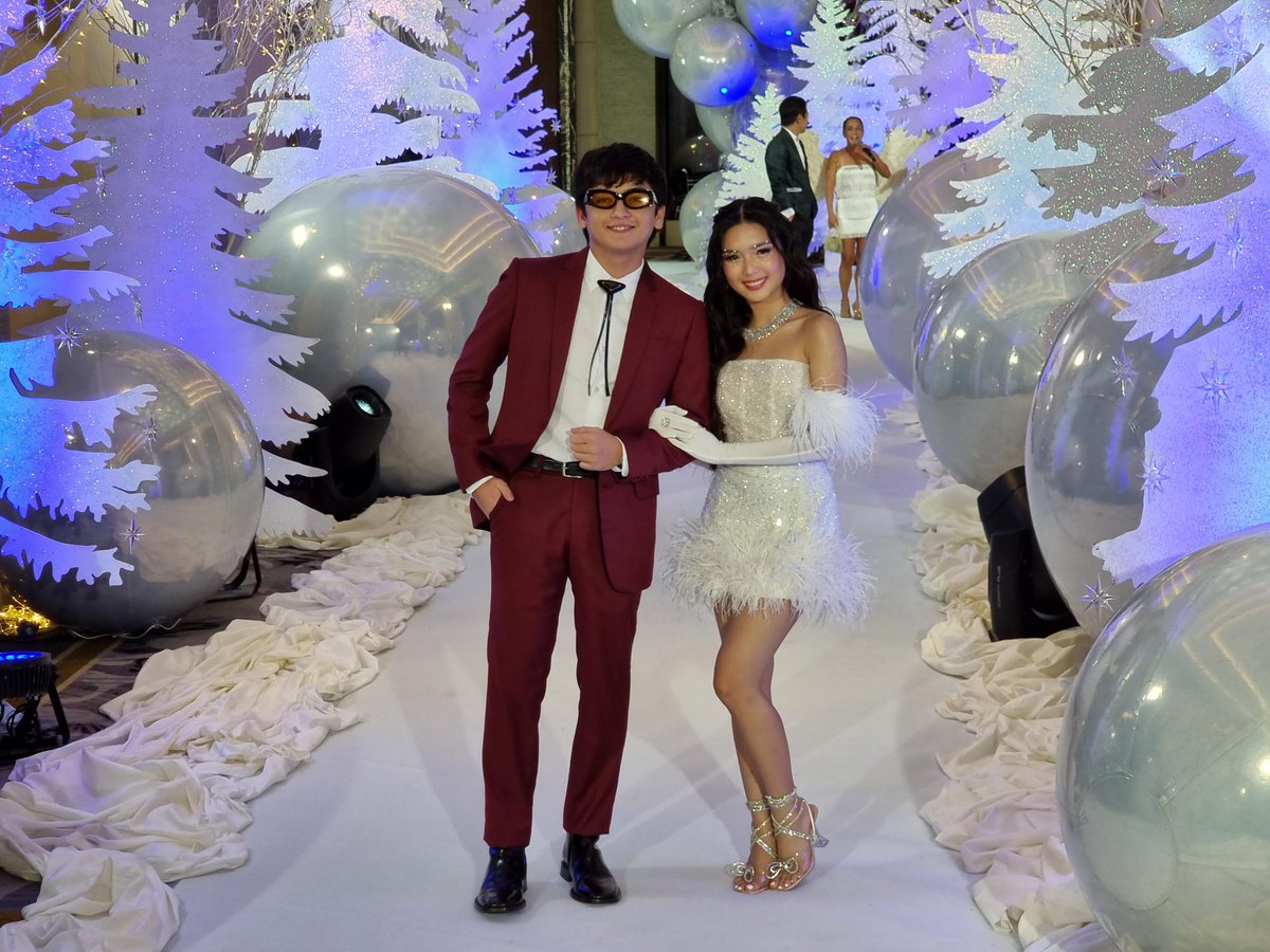 ABSCBNNews's tweet photo. Kapamilya loveteam Francine Diaz and Seth Fedelin, who will star in upcoming series Dirty Linen, walk down the white carpet together. #StarMagicalChristmas #StarMagic30 https://t.co/nFkBeZCGTt