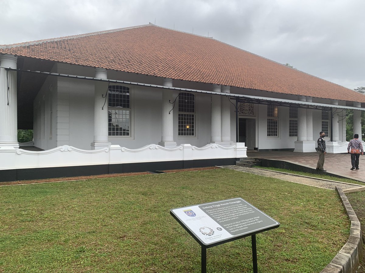 LambertGrijns's tweet photo. #Depok, a crowded suburb South of #Jakarta, is full of history. Last week I bumped into this Landhuis of 1775, recently renovated. It was built for the wife of Gov.General Van der Parra, Adriana Johanna Bake, who sought refuge from the heat, malaria and cholera in old #Batavia https://t.co/GboJP2I3be