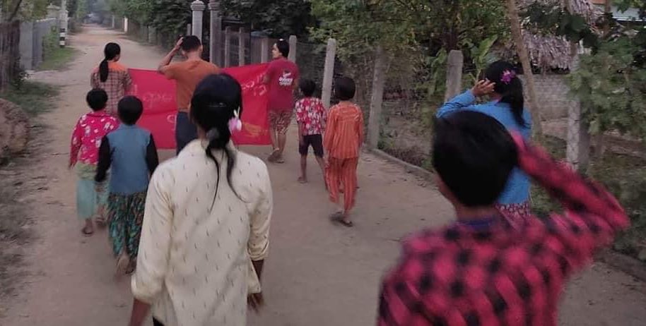 KYITHAR95368969's tweet photo. Protesters from a village of eastern #Yinmarbin Twp, #Sagaing regularly marched in a village to drive out the #MilitaryDictatorship on Nov27.

#16DaysofActivism2022 
#ViolenceAgainstWomen 
#2022Nov27Coup  
#WhatsHappeningInMyanmar https://t.co/v4pYPTz7Al