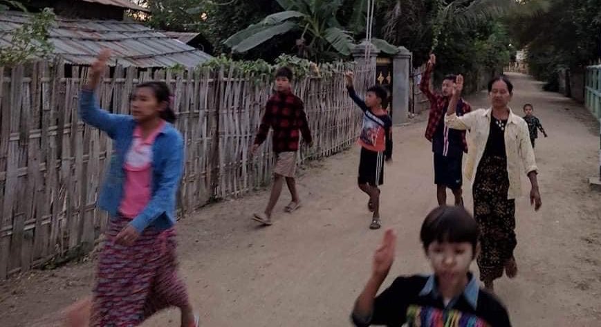 Protesters from a village of eastern #Yinmarbin Twp, #Sagaing regularly marched in a village to drive out the #MilitaryDictatorship on Nov27.

#16DaysofActivism2022 
#ViolenceAgainstWomen 
#2022Nov27Coup  
#WhatsHappeningInMyanmar