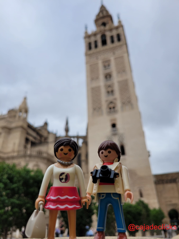 cajadeclicks's tweet photo. ¡¡¡Os deseamos un Feliz Domingo desde Sevilla, con la Catedral y la Giralda de fondo!!! 💃💓💃 #FelizDomingoATodos #playmobil #SevillaHoy #Andalucia #viajes #giralda #amor #parejas #happy https://t.co/Pu4a0TJ0rC https://t.co/eGijQi6Xt9