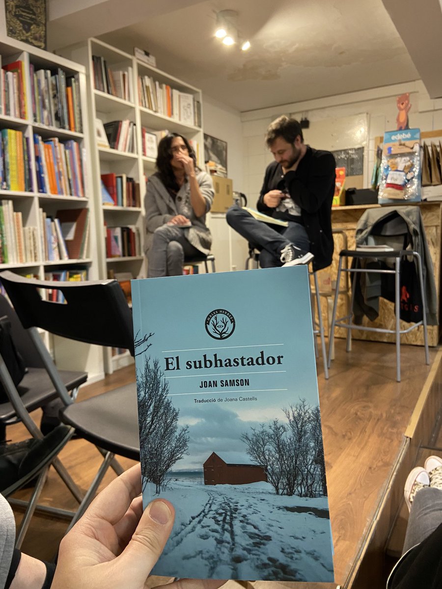mahler_77's tweet photo. El meu primer vermouth literari a la @_LaCarbonera i m'ha encantat. Escoltar en @pintat_ parlar amb passió d'aquest Subhastador @LesMalesHerbes i escoltar la #JoanaCastells i en #RamonMas encomanant-nos ganes de llegir! Repetiré vermouths📚 https://t.co/HCCwZEHfSS