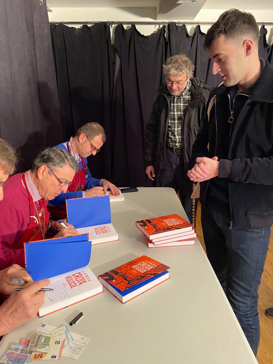 lterrenes's tweet photo. La Croix-Rousse a désormais son abécédaire (amoureux) ! 🏡
Pour que chacun reste fidèle à l’histoire du quartier et qu’il s’en inspire au quotidien.

Ce matin, c’était l’apéro dédicacé des auteurs du Lettré de la Croix-Rousse, clôturant le festival du Novembre des Canuts ! 📖 https://t.co/ngbDnOGROR