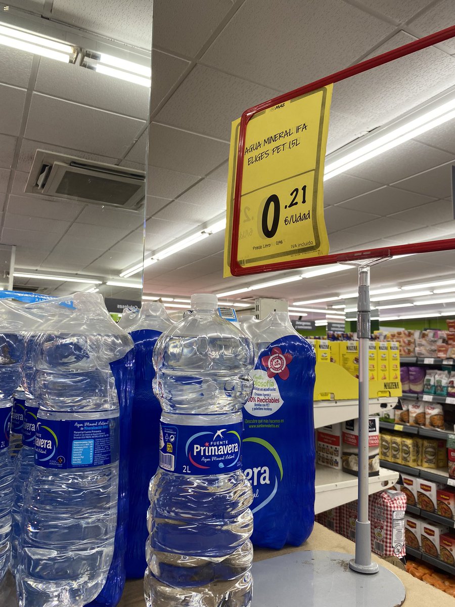 Estoy en #España #Malaga ciudad turística (por ende más cara) compré en el súper todos estos productos👇por $12.500. 
De q nos sirve en #Chile tanto tratado d comercio si al consumidor final los precios son carísimos? Sabe pq? Pq en Chile NO EXISTE la libre competencia.#colusión