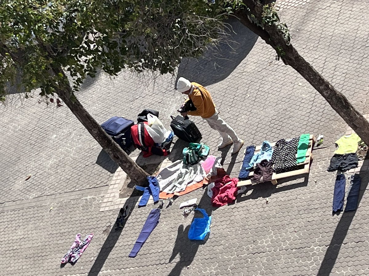 VCerezo4's tweet photo. Los vecinos no nos merecemos esto, 
-bares que no respetan horario ni descanso de los vecinos
-incivicos gorrillas
-consumo constante de alcohol y drogas
- y ahora la ultima moda: mercadillo ambulante
@MacarenaVecinos @policiasevilla @SevillaCivica @Ayto_Sevilla @distritovecino https://t.co/qOs5LsjVeG