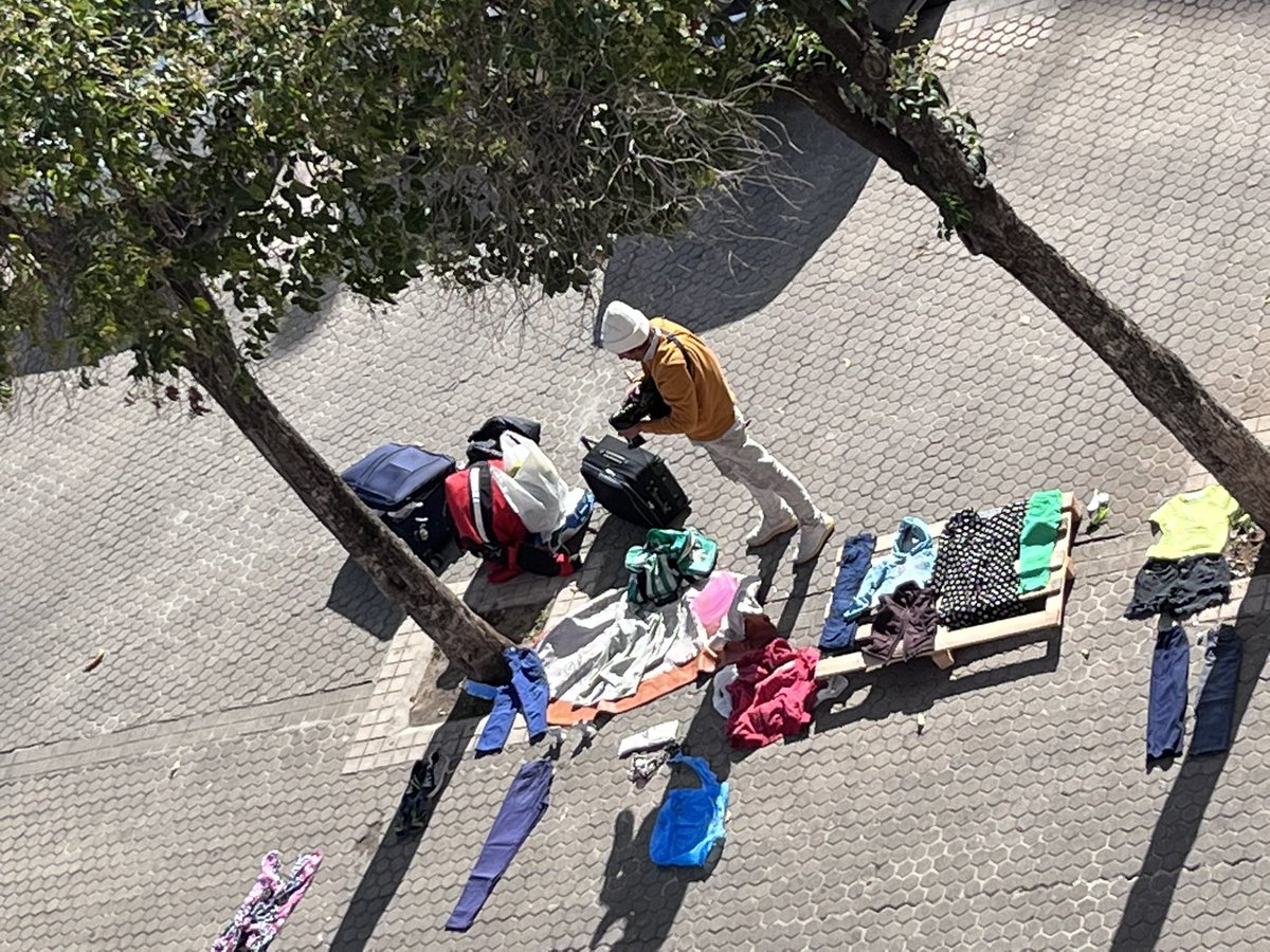 VCerezo4's tweet photo. Los vecinos no nos merecemos esto, 
-bares que no respetan horario ni descanso de los vecinos
-incivicos gorrillas
-consumo constante de alcohol y drogas
- y ahora la ultima moda: mercadillo ambulante
@MacarenaVecinos @policiasevilla @SevillaCivica @Ayto_Sevilla @distritovecino https://t.co/qOs5LsjVeG