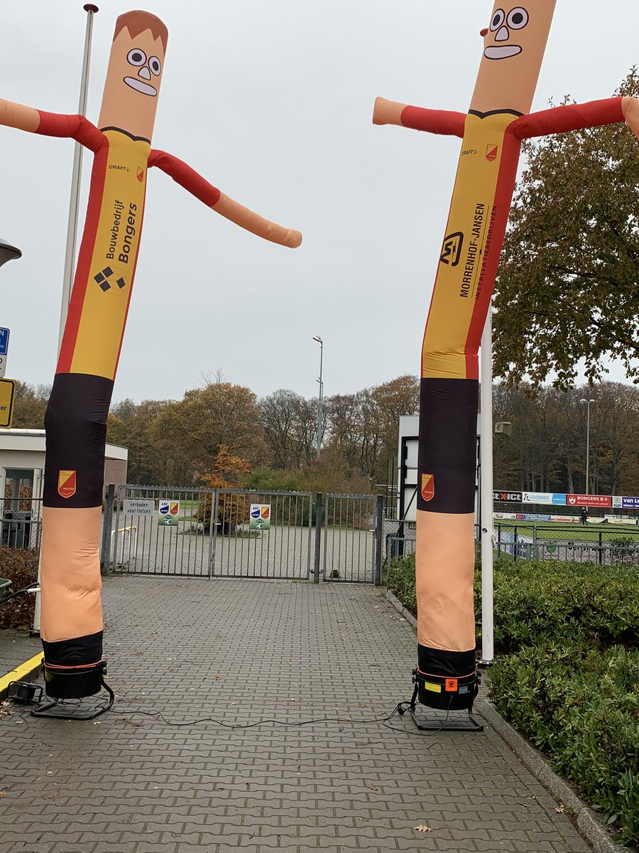 VvSVDalfsen's tweet photo. Vandaag de nieuwe sky dancers geplaatst met de hoofdsponsoren @BongersBV en @MJDalfsen vooraf aan de wedstrijd @svdalfsen tegen @GRCGroningen https://t.co/vaOHVl9kq9