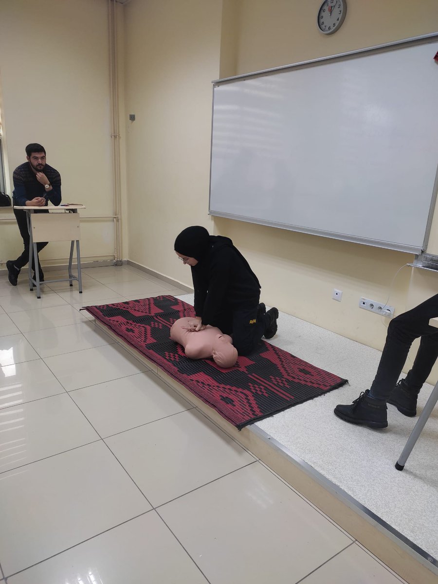 Gümüşhane Üniversitesi Acil Yardım ve Afet Yönetimi (AYAY) öğrencileri, hafta sonu gerçekleştirilen
-Temel Yaşam Desteği 
-CPR uygulamalarını başarıyla tamamladılar.
#GÜMÜŞHANE #acilyardımveafetyönetimi #deprem #DAKİK #eğitim #AYAY