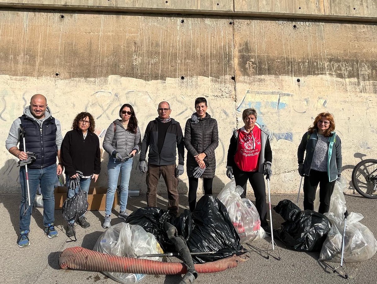 CaneteFilo's tweet photo. ♻️🌊 Recollida de residus a la desembocadura del riu emmarcada dintre de la campanya que vol difondre el valor ecològic del Besòs.

Aquesta campanya vol preservar la riquesa ambiental de la zona i conscienciar a la població perquè millorin les conductes que malmeten aquest espai. https://t.co/ELBKiNhfV6