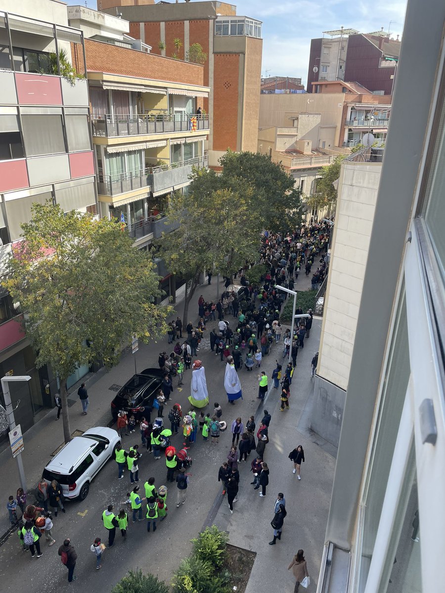 xhigueras's tweet photo. Aquesta és la pacificació del carrer Gran de Sant Andreu. Ple de cotxes fins i tot el dia de la cercavila. #viscasantandreu #festamajor2022 https://t.co/QoOyFZdper