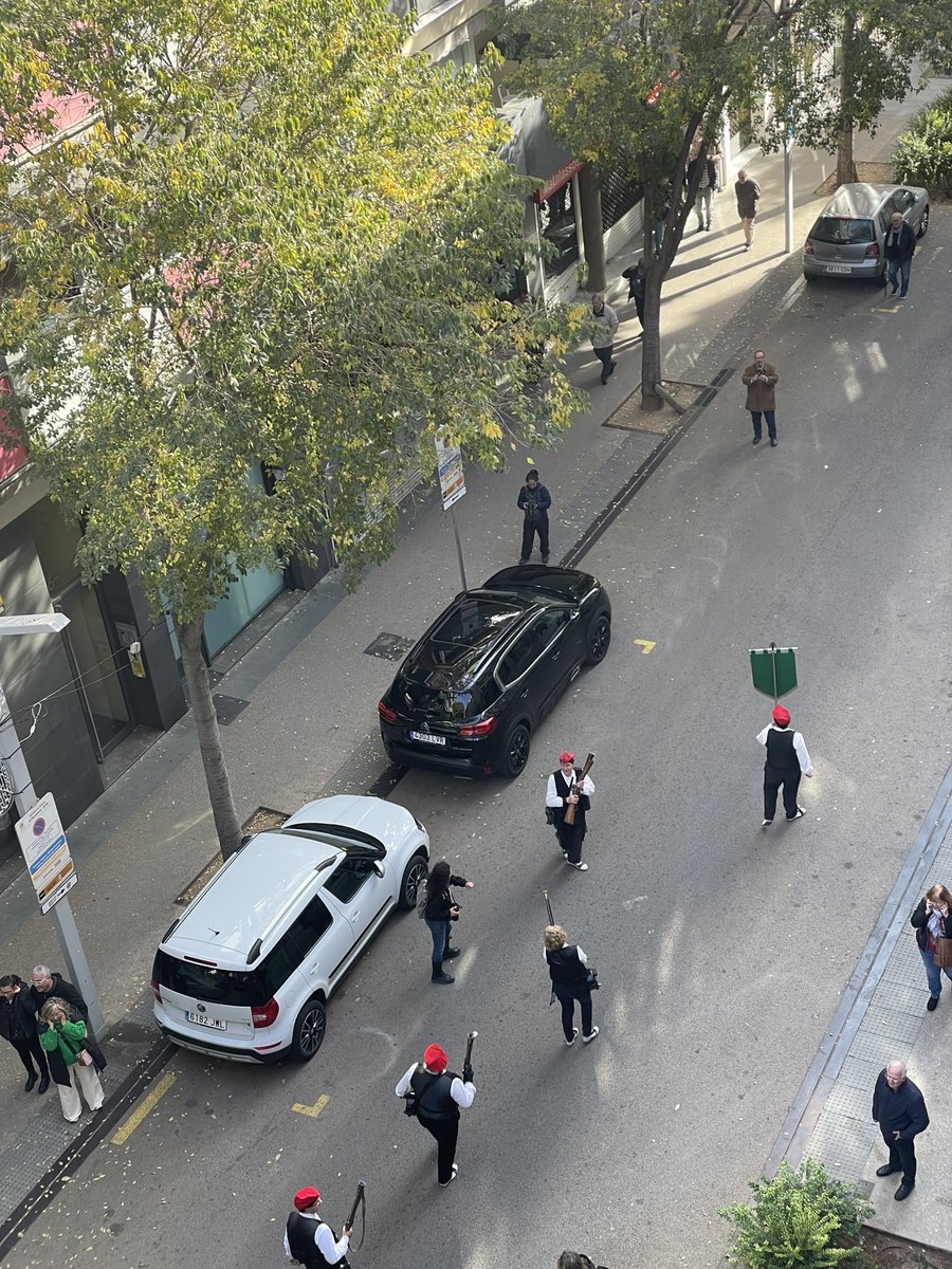 xhigueras's tweet photo. Aquesta és la pacificació del carrer Gran de Sant Andreu. Ple de cotxes fins i tot el dia de la cercavila. #viscasantandreu #festamajor2022 https://t.co/QoOyFZdper