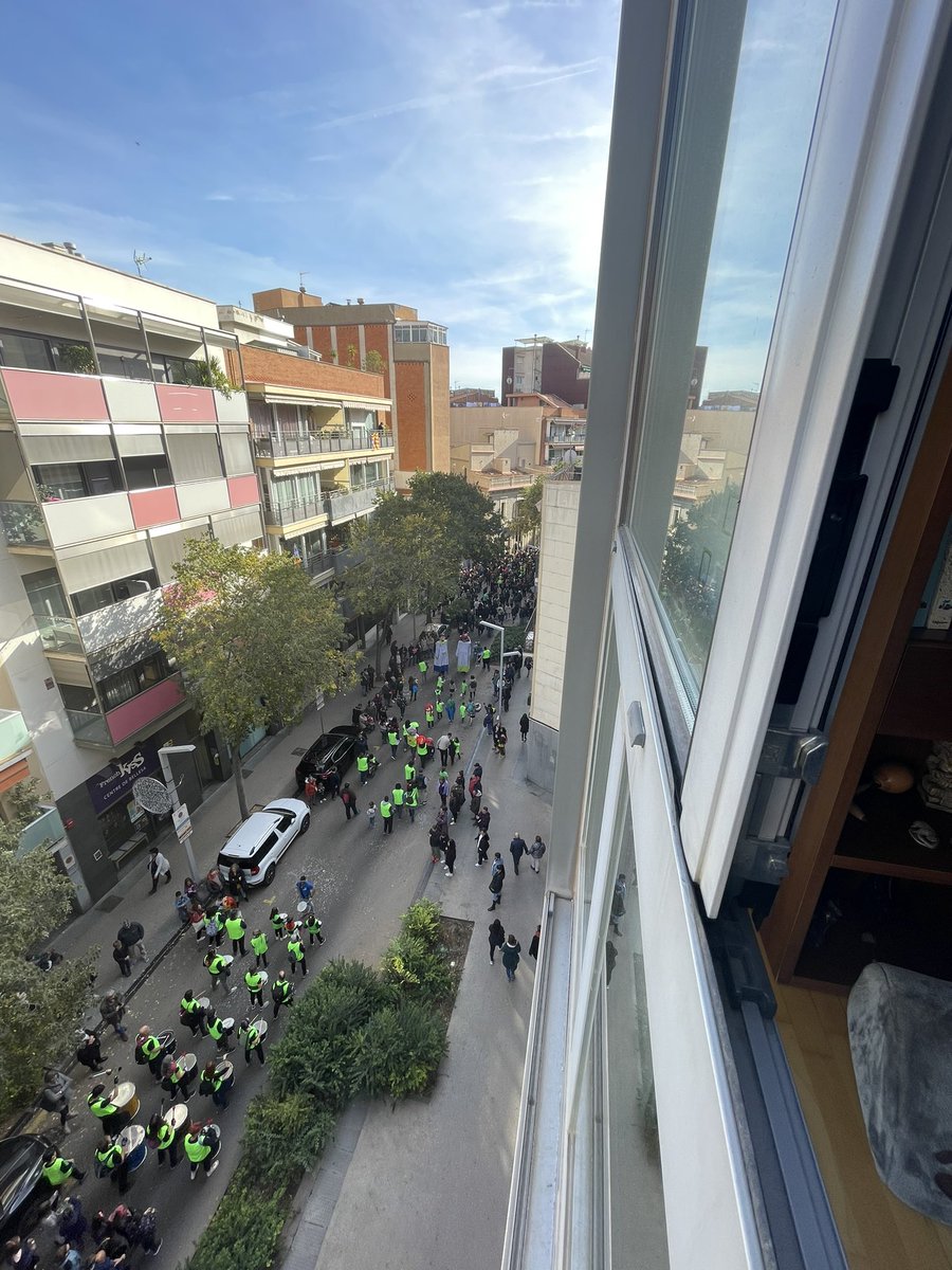 xhigueras's tweet photo. Aquesta és la pacificació del carrer Gran de Sant Andreu. Ple de cotxes fins i tot el dia de la cercavila. #viscasantandreu #festamajor2022 https://t.co/QoOyFZdper
