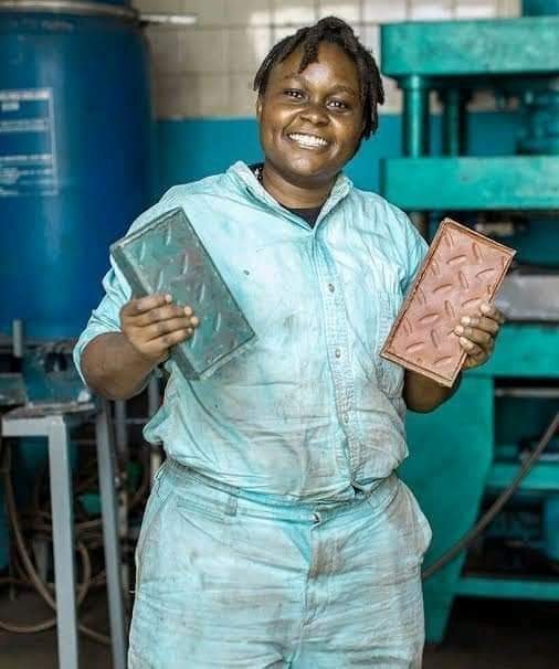 Global_Folder's tweet photo. A Kenyan 🇰🇪 lady is recycling plastic into beautiful bricks. Nzambi Matee, a 29 year old Materials Engineer has created lightweight and low cost bricks made of recycled plastic with sand a stronger material than concrete. https://t.co/fOzpFLKatY