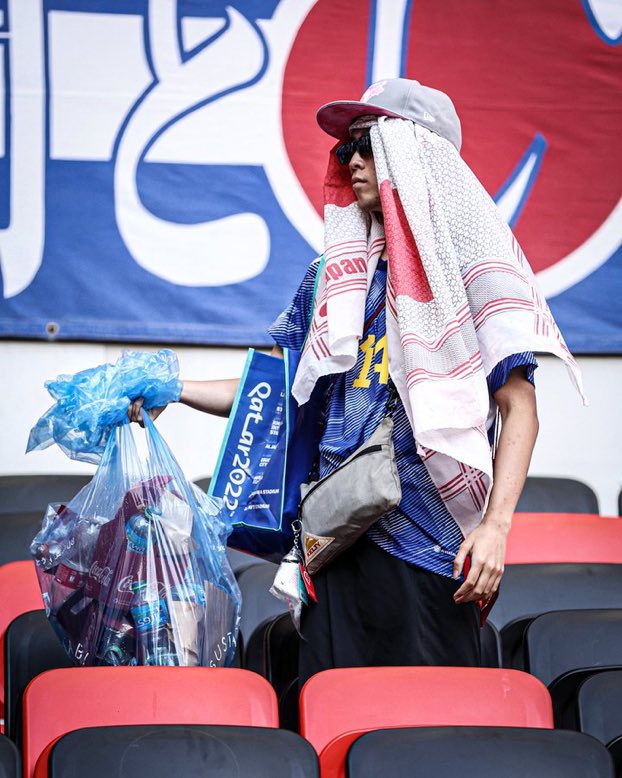 Japan 🇯🇵 still tidy up the stadium even though they lost 🙌☮️