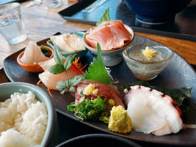私は鳥羽先生が頼んだ刺身定食にしたよー!お刺身全部美味しかった。。。あおさ味噌汁もめちゃうまだった。。景色も良かった。。 