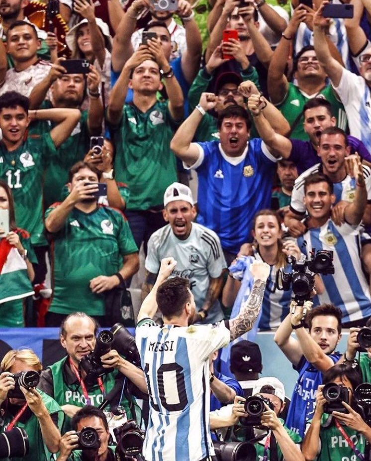 DavidRotemberg's tweet photo. El tipo les acaba de hacer un golazo que los puede dejar afuera, y los mexicanos no lo putean y escupen desde la tribuna como harías vos cualquier domingo.
No, le sacan una foto para subirla a redes o lo admiran como el que tiene la 11.
#SoloMessi https://t.co/TkpcziPhRR