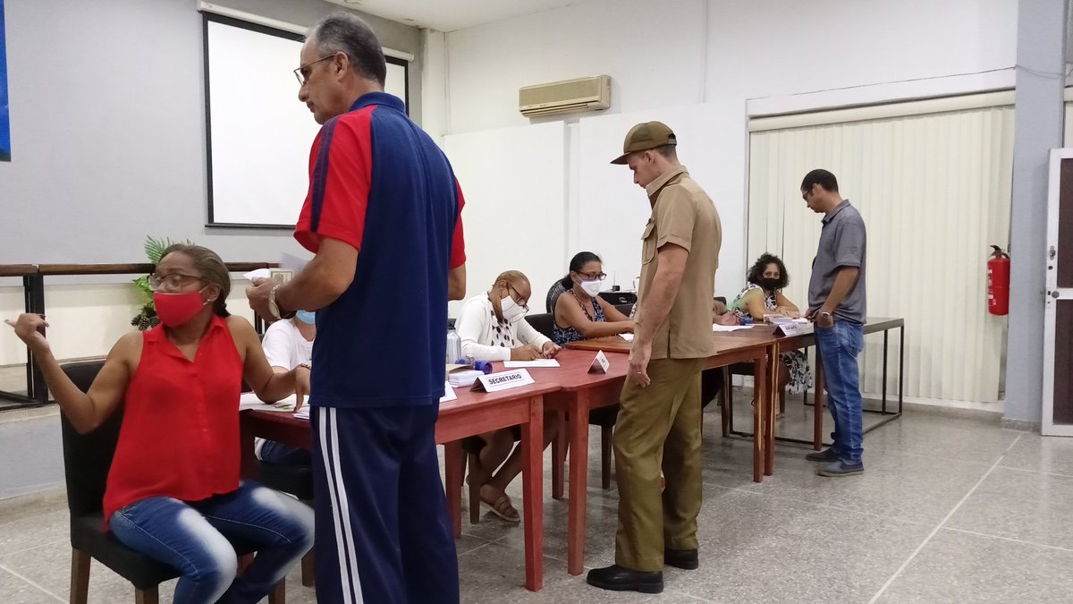 Belkyspcr's tweet photo. Ya ejercí #MiVoluntadDeElegir bien temprano en mi colegio electoral del municipio de Boyeros, en La Habana. Voté por el más capaz, tendremos nuevo delegado del Poder Popular en la comunidad y desde allí ayudaremos a que #Cuba crezca. https://t.co/C5aRyUmXd7