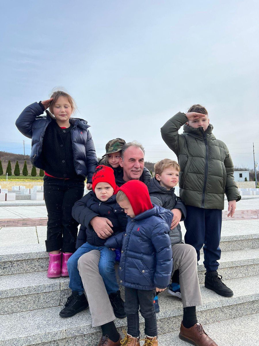 FatmirLIMAJ's tweet photo. Komandant, sot të përkulur para teje me fëmijët, nipat e mbesat e mia.
Për t’u treguar rrënjët e lirisë të cilën e gëzojmë sot!

Urime ditëlindja, Legjendar!
🇦🇱🇽🇰 https://t.co/jhZRiL9vIZ