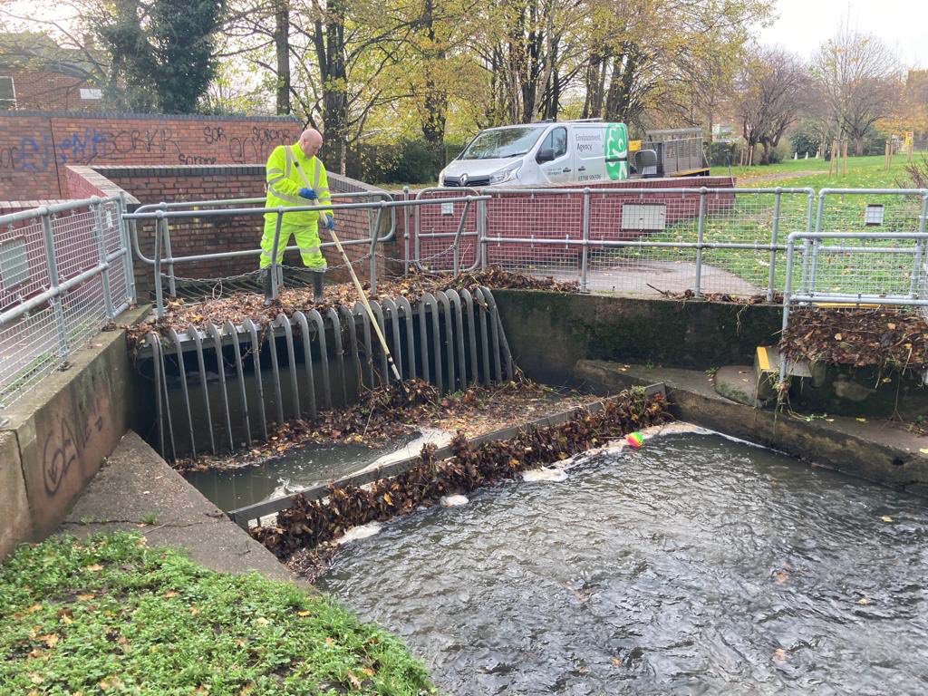 Our field teams have been out across the #WestMidlands and #Warwickshire this morning, clearing trash screens to reduce #flood risk, following recent rain fall.
#FloodAware