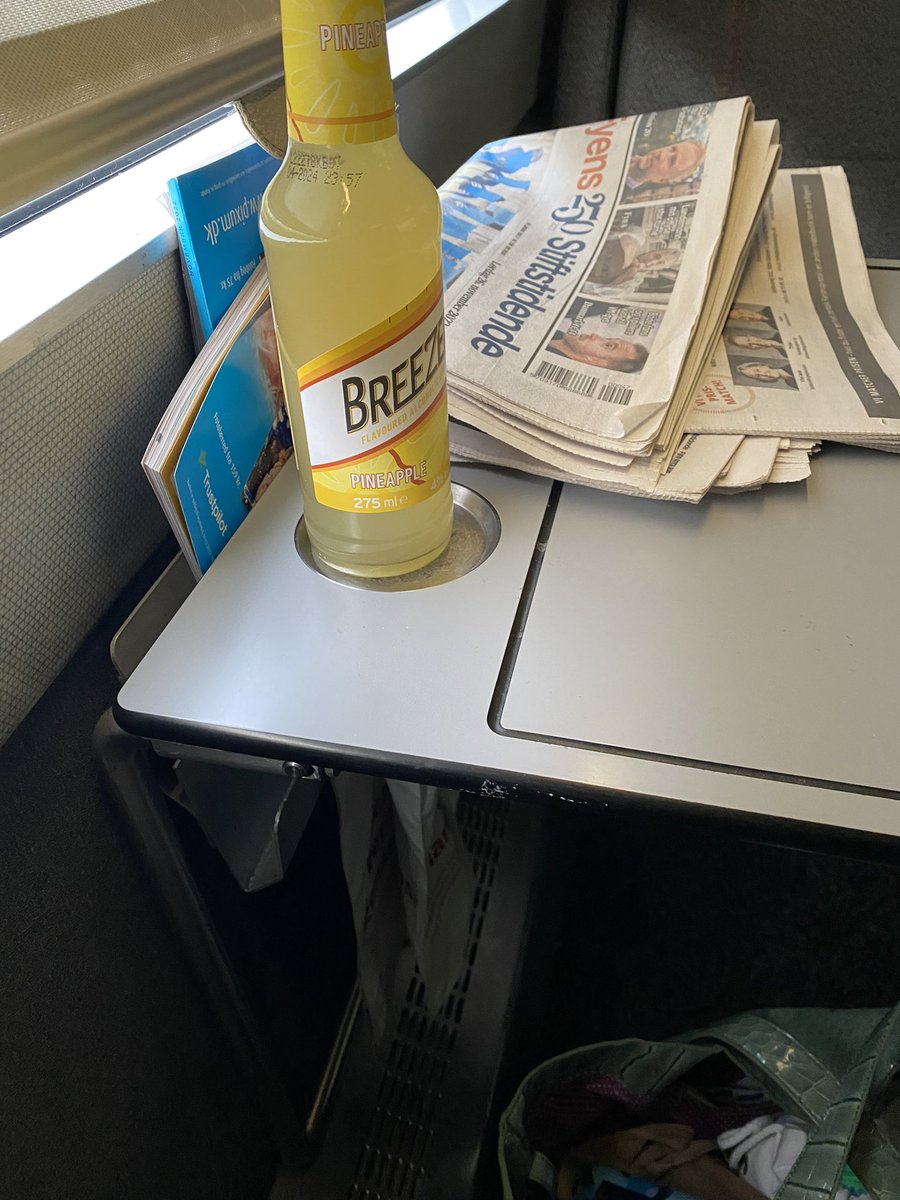 måske i drikker fri fadøl om søndagen, men i toget bygger man breezermure #vuls22 #jesuisbreezermur klip mit armbånd LSU