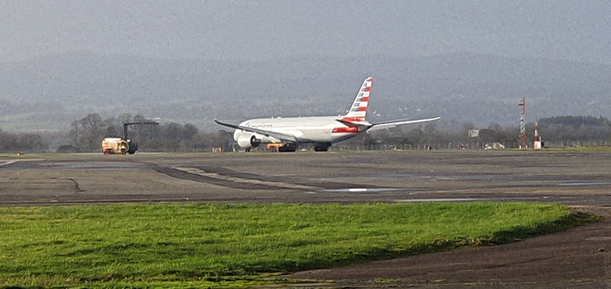 CONRADGOODMAN5's tweet photo. AA71 Emergency landing @GLA https://t.co/swqFBYherS