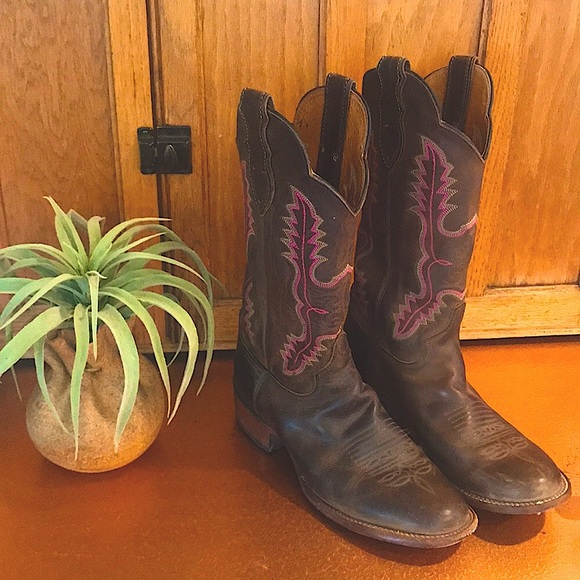 CAMPOS17's tweet photo. So good I had to share! Check out all the items I'm loving on @Poshmarkapp from @mostlymink #poshmark #fashion #style #shopmycloset #justinboots #disney #anthropologie: https://t.co/n57dOGhngR https://t.co/iKBEdFDTpy