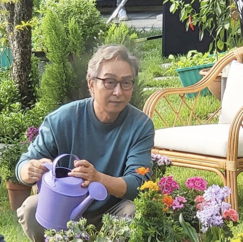 当你给别人快乐时，你会得到更多的快乐作为回报。你应该好好考虑一下你可以放弃的幸福