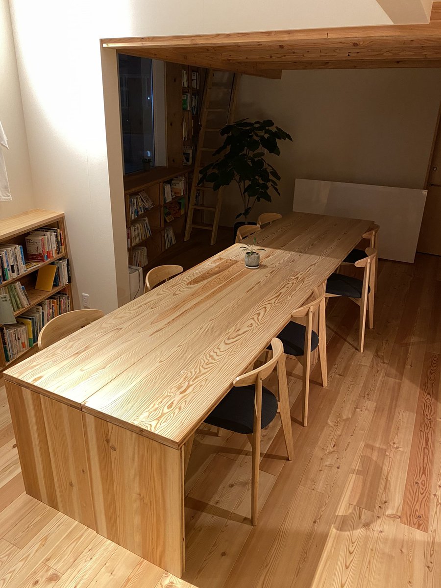 NPO_birth's tweet photo. オフィス用の長机を購入しました。
国産の杉でできています。折り畳むこともできます。杉の手触りがとても優しく、癒されます。
#birthoffice
#脱炭素
#無垢材
#国産材
#ゼロエミッション
#カーボンニュートラル
#地産地消
#wellbeing
#バイオフィリックデザイン
#npobirth
#サスティナブル https://t.co/Hs2XZgPDtP