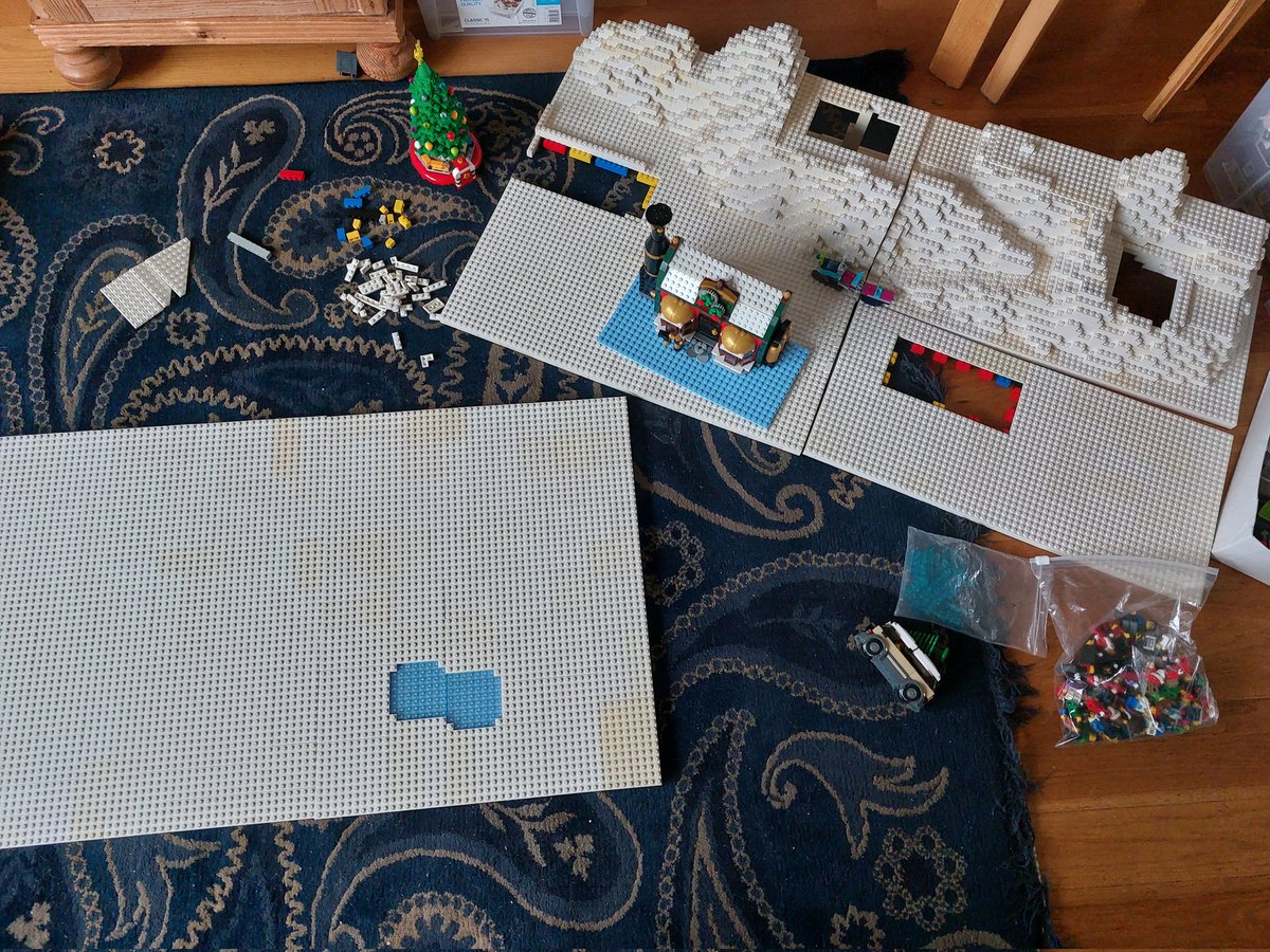 Citroengeelnl's tweet photo. Legobouwen is besmettelijk. Nu ligt de volledige kamer onder.... #winterstad #lego #afol https://t.co/hs7uHazHWb