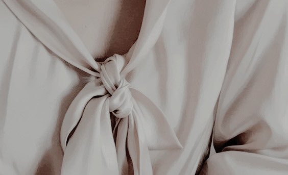 “𝐼 𝑎𝑚 𝑡𝑒𝑟𝑟𝑖𝑓𝑖𝑒𝑑 𝑏𝑦 𝑡𝘩𝑖𝑠 𝑑𝑎𝑟𝑘 𝑡𝘩𝑖𝑛𝑔
𝑇𝘩𝑎𝑡 𝑠𝑙𝑒𝑒𝑝𝑠 𝑖𝑛 𝑚𝑒;
𝐴𝑙𝑙 𝑑𝑎𝑦 𝐼 𝑓𝑒𝑒𝑙 𝑖𝑡𝑠 𝑠𝑜𝑓𝑡, 𝑓𝑒𝑎𝑡𝘩𝑒𝑟𝑦 𝑡𝑢𝑟𝑛𝑖𝑛𝑔𝑠, 𝑖𝑡𝑠 𝑚𝑎𝑙𝑖𝑔𝑛𝑖𝑡𝑦.”