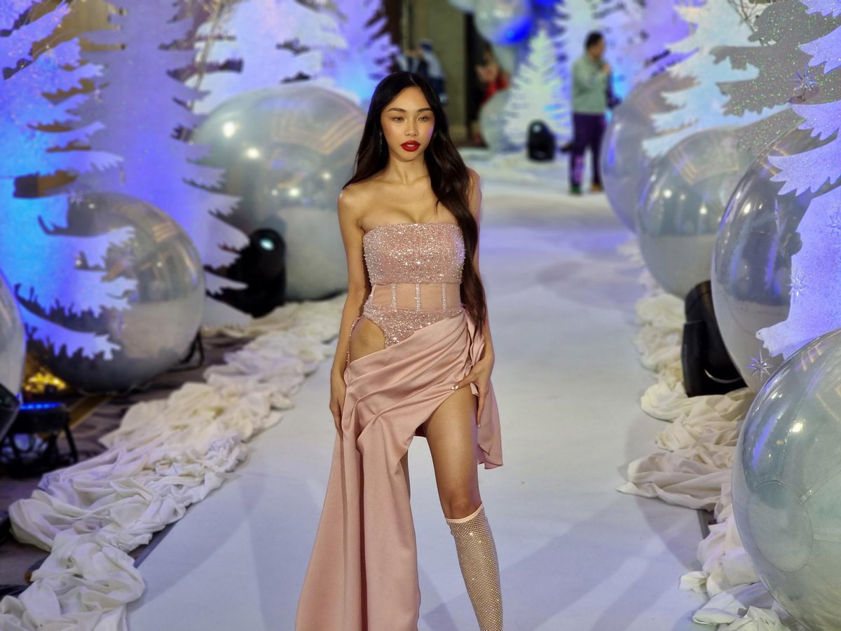ABSCBNNews's tweet photo. Indeed a KABOGERA! Maymay Entrata shows fierceness on the white carpet of the Star Magical Christmas. #StarMagicalChristmas #StarMagic30 https://t.co/E8OhE9gNL4