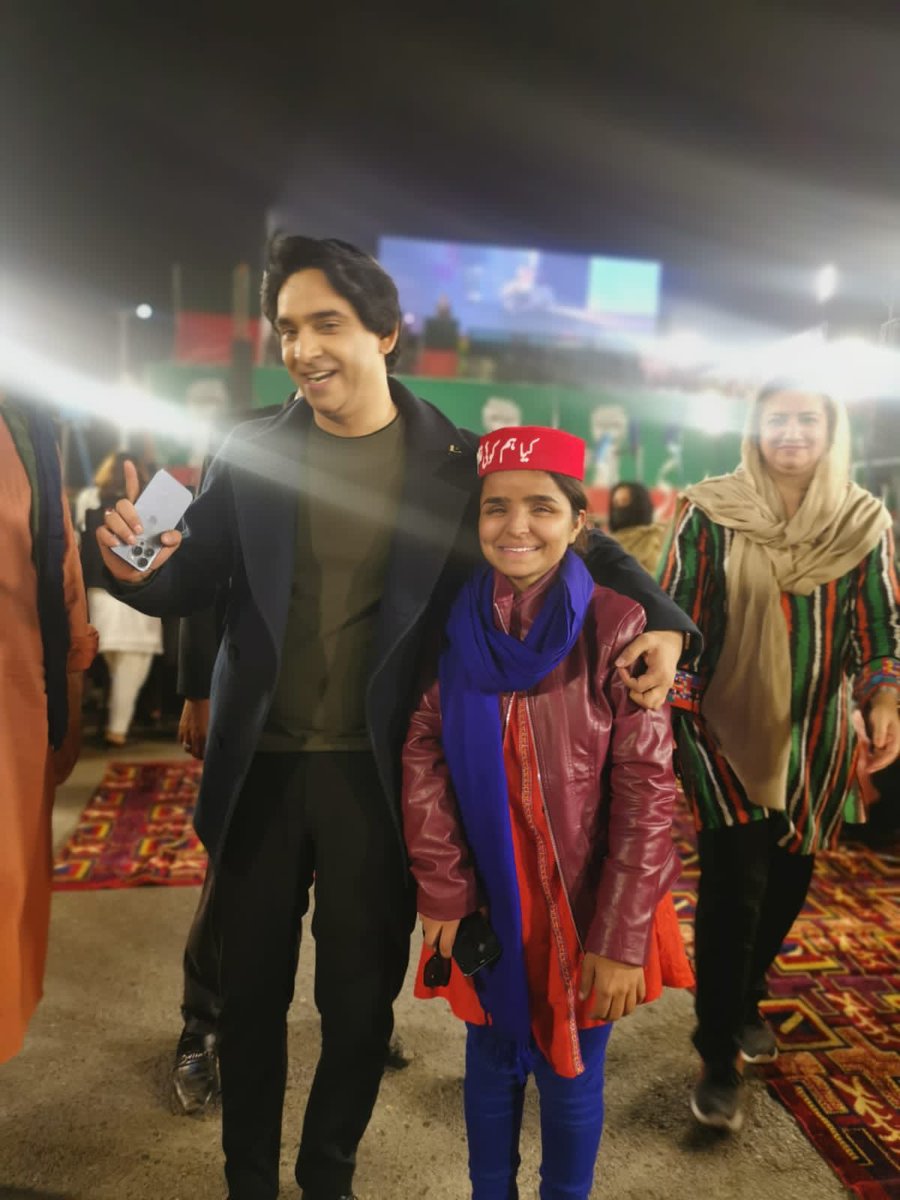 اس پیاری سی بچی نے تصویر کھنچوانے کے بعد ٹوئیٹ کرنے کا وعدہ لیا تھا کیونکہ یہ بہت دور سے چل کے آئی صرف ایک سیلفی لینے کے لئے ❤️‍🩹