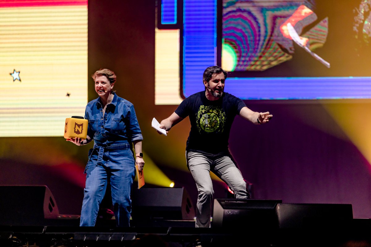 Dit was NERDLAND VOOR KLEINE NERDS in de Lotto Arena! We lieten dingen ontploffen, werden aangevallen door duizenden papieren vliegtuigjes, speelden robotvoetbal, ... TOP dag!

Dikke merci aan iedereen die kwam kijken en luisteren. En groot applaus voor onze special guests. ❤️