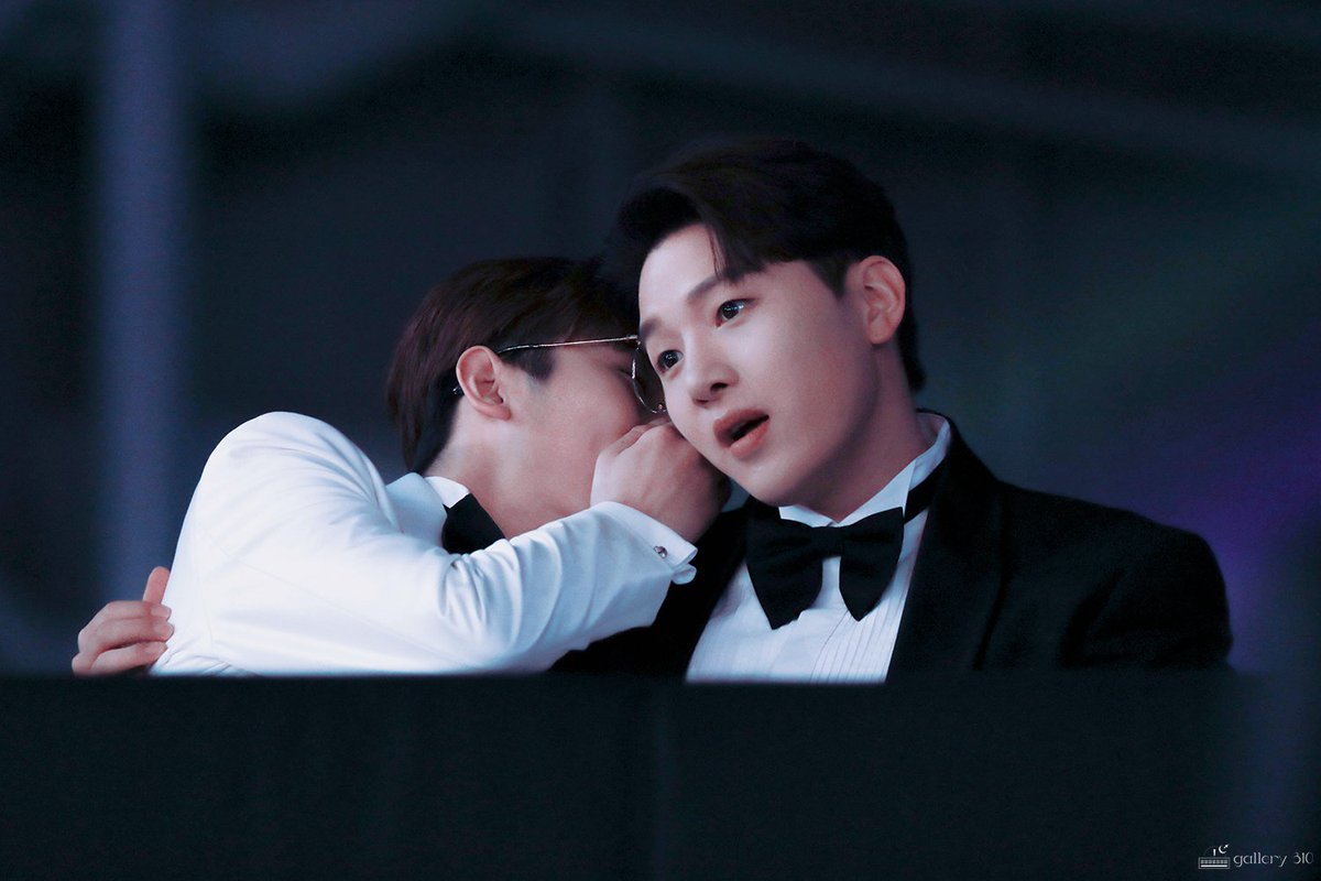 for_melomance's tweet photo. 민석이 손 모야? 민석이 손 맞져..? https://t.co/31t9LIIYiH