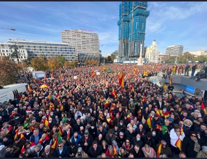 ivanedlm's tweet photo. Ahora mismo no sé si estarán más preocupados en Moncloa o en Génova… https://t.co/Xol4RI25vz
