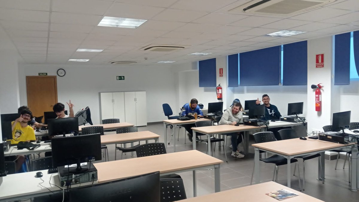 fotitos del torneo de ayer de <a href="/HSCadiz/">Hearthstone Cádiz</a> 💛💙 (c campeonó)