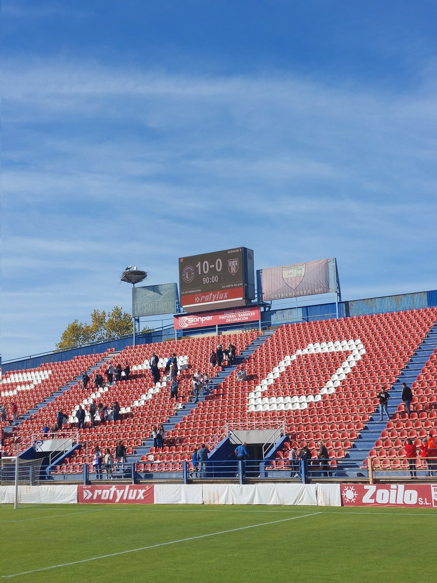 EIGabinete's tweet photo. 🔵🔴 Victoria del CD EXTREMADURA ante el CD Corte de Peleas por 10-0 🔵🔴
⚽ Leandro x4 ,Matute x2, Pozo x2   Alex Murillo y un gol en propia 
👕Detallazo la equipación azulgrana
🔝 El portero rival recibió una calurosa ovación https://t.co/rvJFBxc253