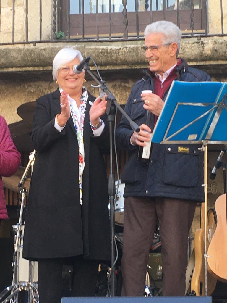 lluisguino's tweet photo. Dia de la #Ratafia #Besalú animat, com sempre. Enhorabona Margarita Descamps i Manel Ramon, guanyadors del concurs 2022 i 2021. Gràcies a tots els participants i voluntaris. Alumnes IE, comerç local, musica Escola de Música #Besalú. Besalú, sempre! @Aj_Besalu https://t.co/bRzcweJTY7
