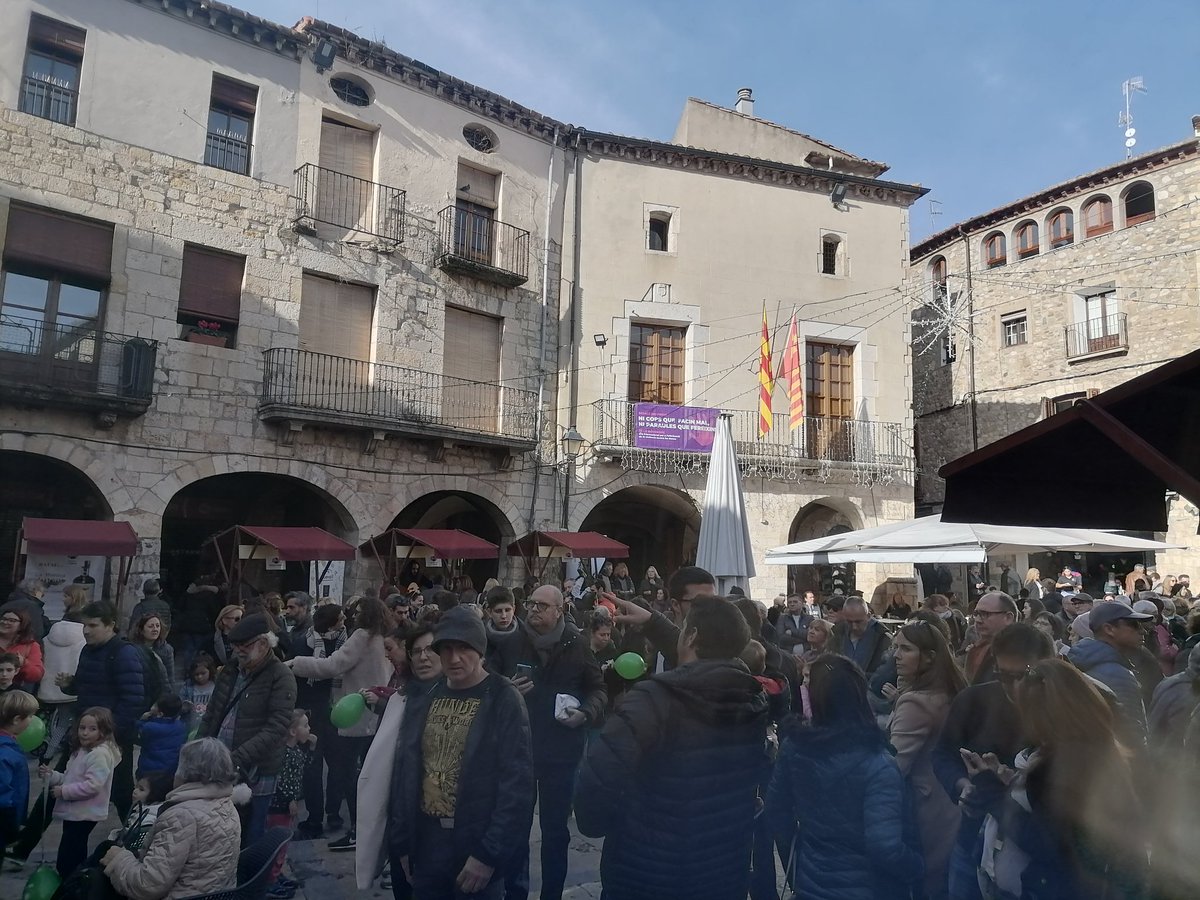 lluisguino's tweet photo. Dia de la #Ratafia #Besalú animat, com sempre. Enhorabona Margarita Descamps i Manel Ramon, guanyadors del concurs 2022 i 2021. Gràcies a tots els participants i voluntaris. Alumnes IE, comerç local, musica Escola de Música #Besalú. Besalú, sempre! @Aj_Besalu https://t.co/bRzcweJTY7