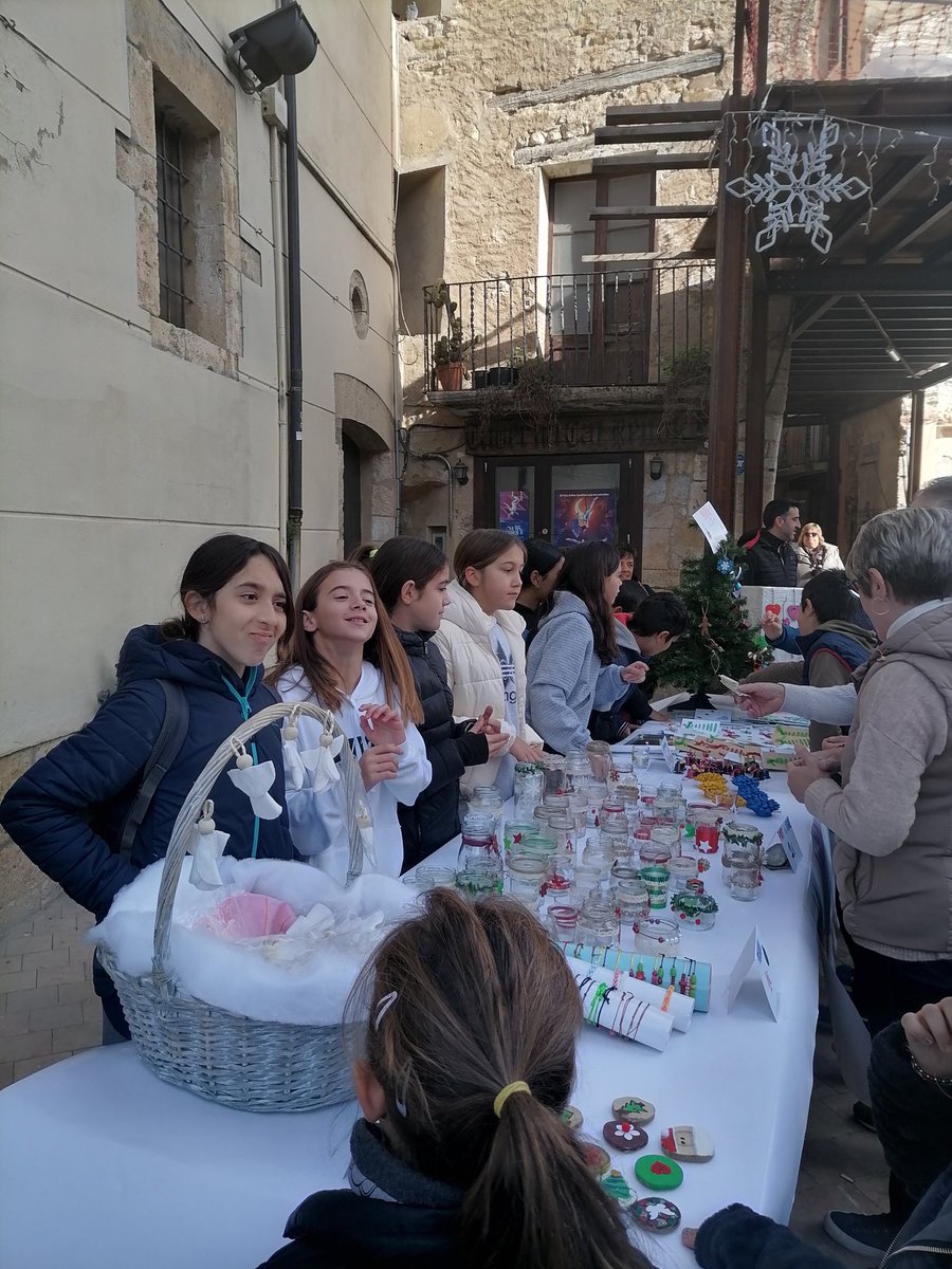 Dia de la #Ratafia #Besalú animat, com sempre. Enhorabona Margarita Descamps i Manel Ramon, guanyadors del concurs 2022 i 2021. Gràcies a tots els participants i voluntaris. Alumnes IE, comerç local, musica Escola de Música #Besalú. Besalú, sempre! <a href="/Aj_Besalu/">Ajuntament de Besalú</a>